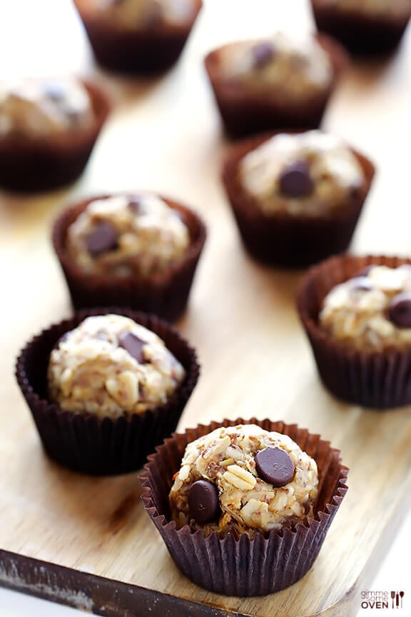 Cashew Dark Chocolate Energy Bites | gimmesomeoven.com #glutenfree #vegan