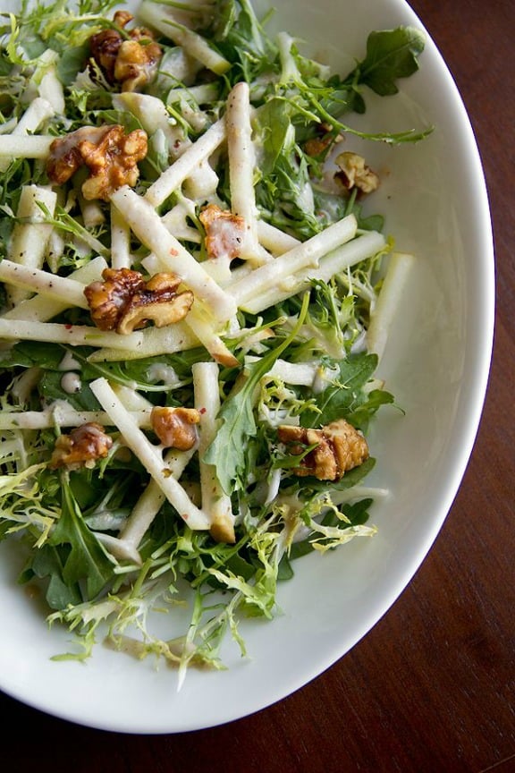 Honeycrisp Apple Salad with Candied Walnuts and Cider Vinaigrette | thecozyapron.com