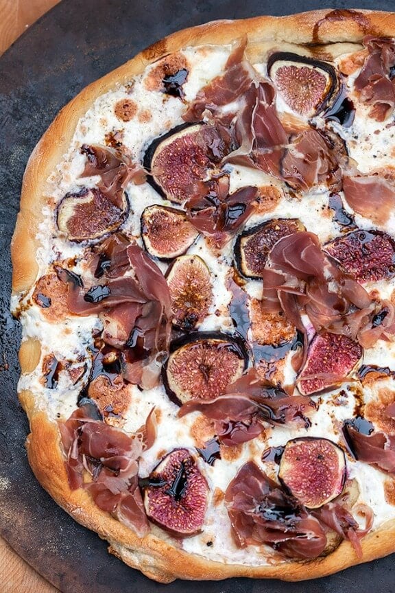 Fig and Prosciutto Pizza with Balsamic Drizzle | spachethespatula.com