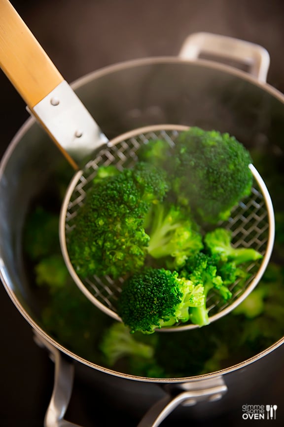 Shrimp Pasta with Broccoli Pesto | gimmesomeoven.com #seafood