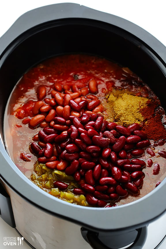 Classic Slow Cooker Chili -- super easy to make, and SO GOOD! | gimmesomeoven.com #soup #fall #gameday