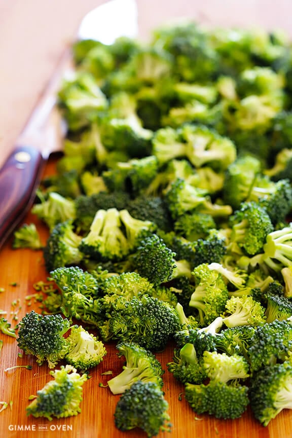 Asian Broccoli Salad -- quick and easy to make, and made with a tasty peanut sauce | gimmesomeoven.com #vegan