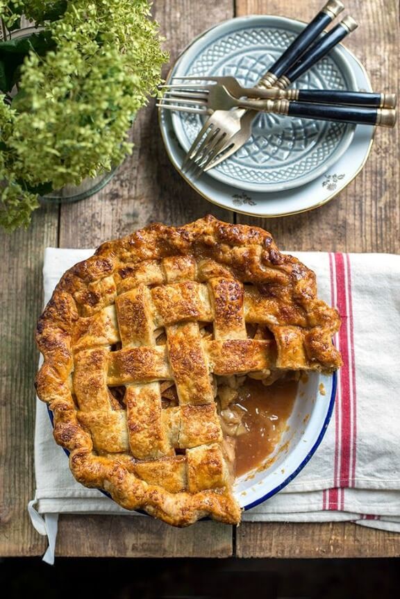 Salted Caramel Apple Pie | supergoldenbakes.com