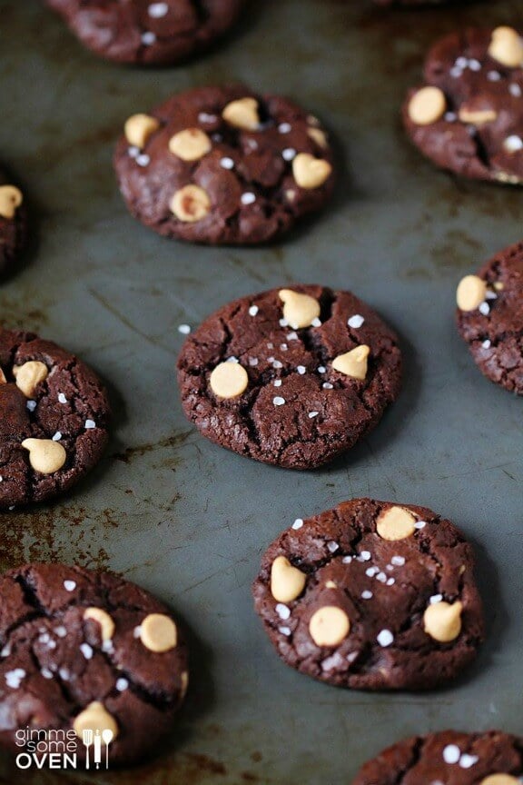 Salted Chocolate Peanut Butter Cookies | gimmesomeoven.com