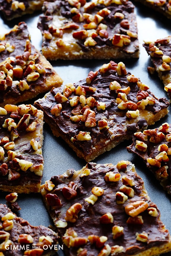 5-Ingredient Graham Cracker Toffee | gimmesomeoven.com #chocolate #dessert