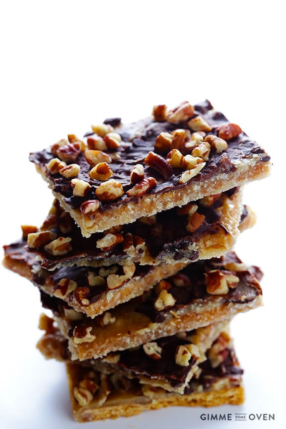 5-Ingredient Graham Cracker Toffee | gimmesomeoven.com #chocolate #dessert
