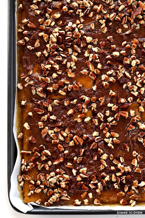 5-Ingredient Graham Cracker Toffee | gimmesomeoven.com #chocolate #dessert