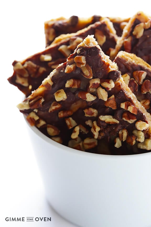 5-Ingredient Graham Cracker Toffee | gimmesomeoven.com #chocolate #dessert