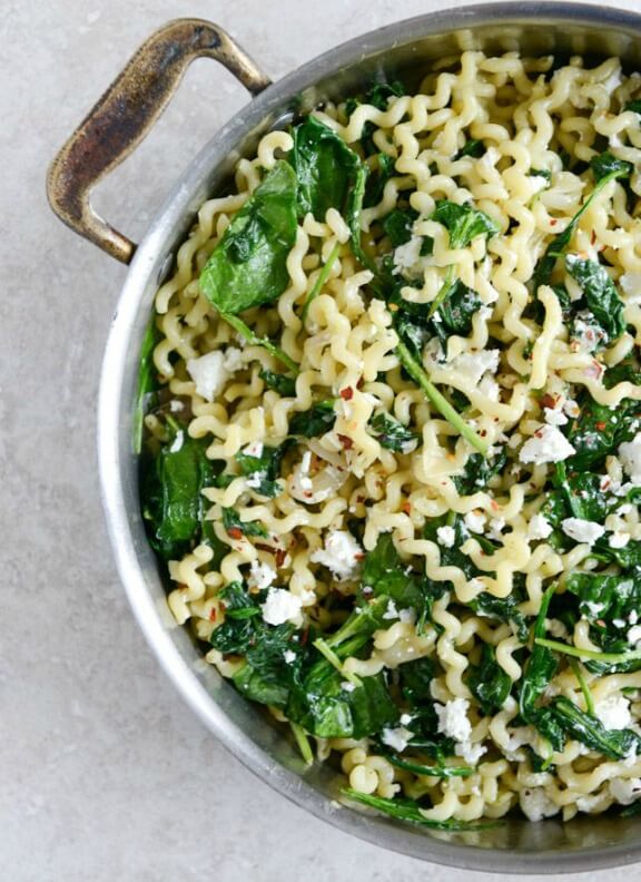 30 Minute Caramelized Shallot, Spinach and Goat Cheese Garlic Butter Pasta | howsweeteats.com