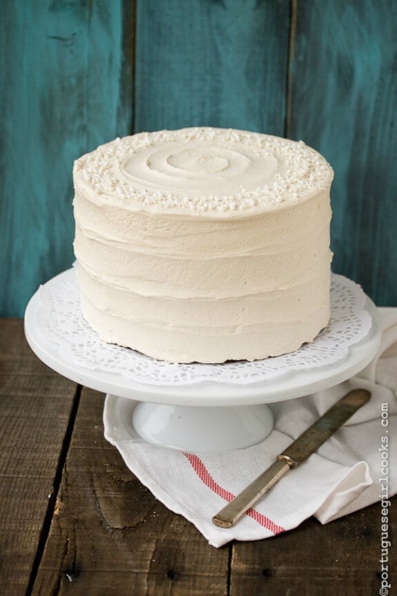 Holiday Spice Cake with Eggnog Buttercream | portuguesegirlcooks.com