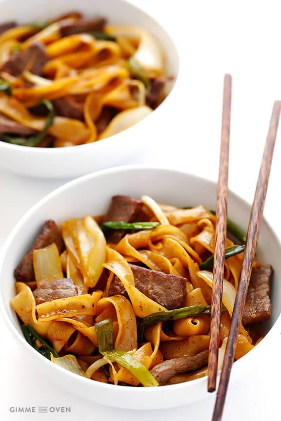 Beef Chow Fun (Beef & Noodles Stir-Fry) Recipes | gimmesomeoven.com