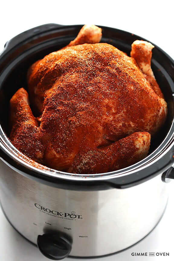 Pollo "asado" en olla de cocción lenta: ¡sólo necesita 5 minutos para preparar esta receta!"Rotisserie" Chicken -- all you need are 5 minutes to prep this recipe! | gimmesomeoven.com