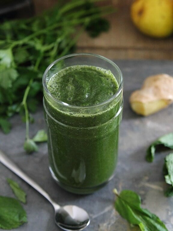 Detox Green Smoothie | runningtothekitchen.com