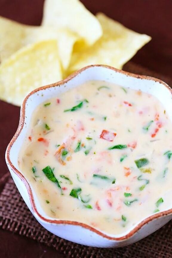 Espinaca Con Queso (Spinach Cheese Dip) | gimmesomeoven.com