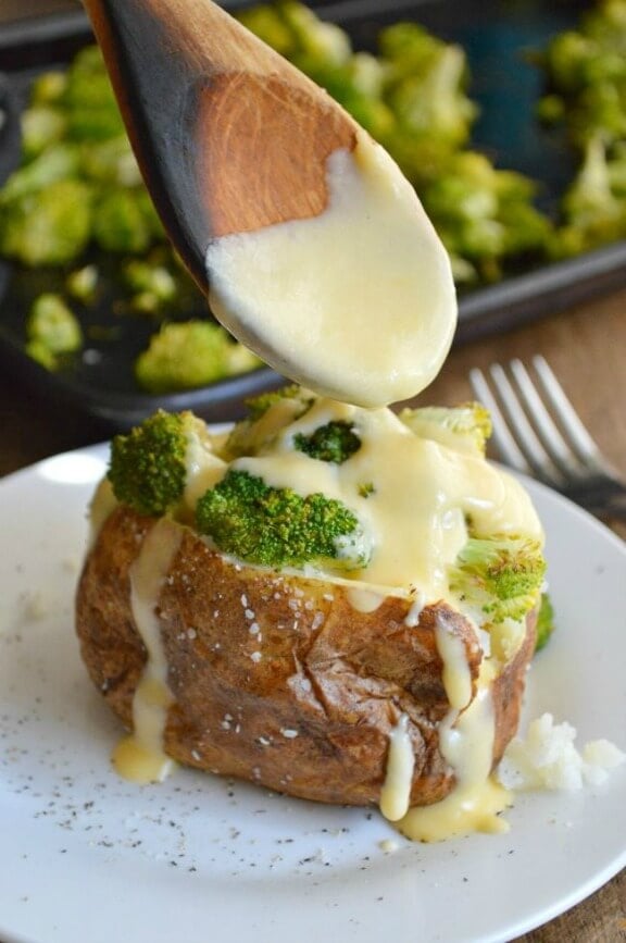 Cheesy Broccoli Potatoes | sugardishme.com