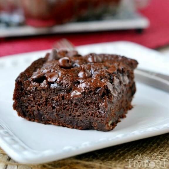 Chocolate Banana Applesauce Cake | momontimeout.com