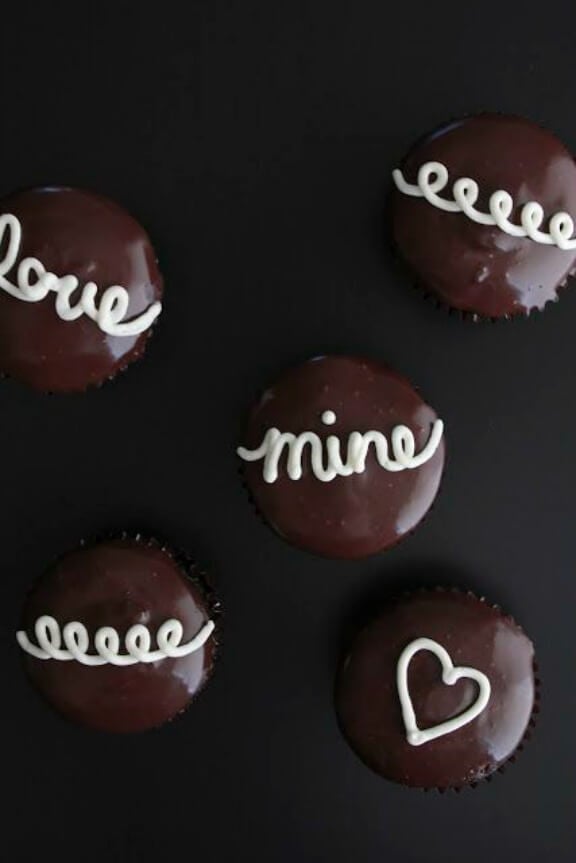 Cream-Filled Hostess Style Cupcakes | lifemadesimplebakes.com