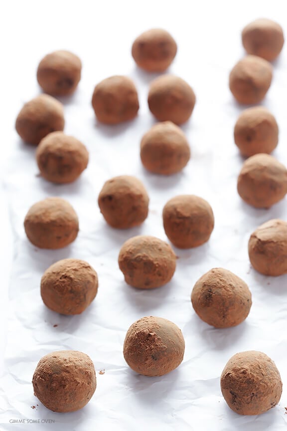 5-Ingredient Whiskey Chocolate Truffles | gimmesomeoven.com