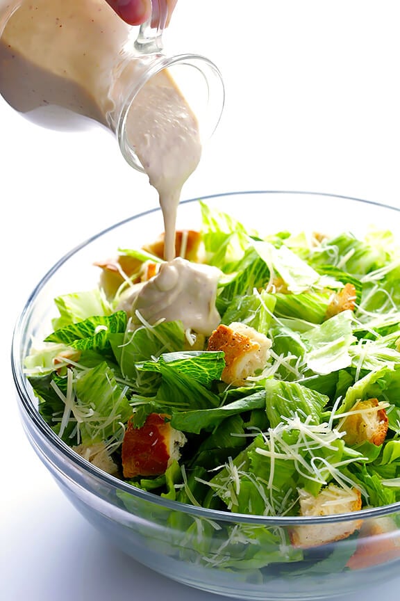 Lighter Caesar Salad Recipe -- feita com um molho de iogurte grego cremoso Caesar | gimmesomeoven.com