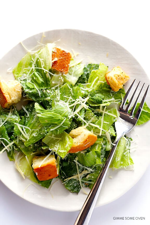 Ricetta Caesar Salad più leggera -- fatta con un condimento Caesar cremoso allo yogurt greco | gimmesomeoven.com