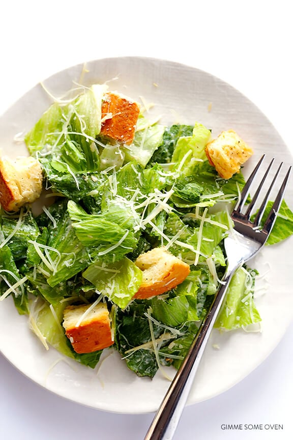 Lighter Caesar Salad Receita - feita com um molho de iogurte grego cremoso Caesar | gimmesomeoven.com