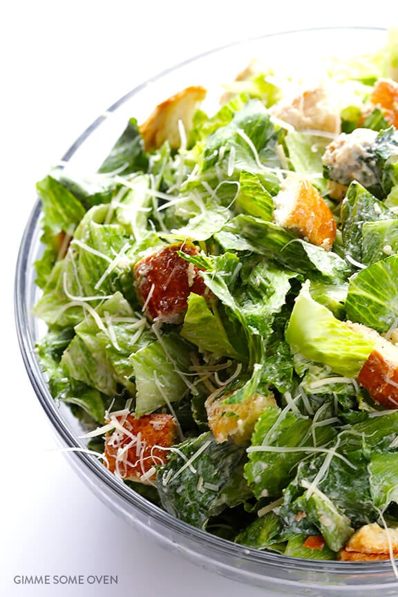 Ricetta Caesar Salad più leggera -- fatta con un condimento Caesar cremoso allo yogurt greco | gimmesomeoven.com