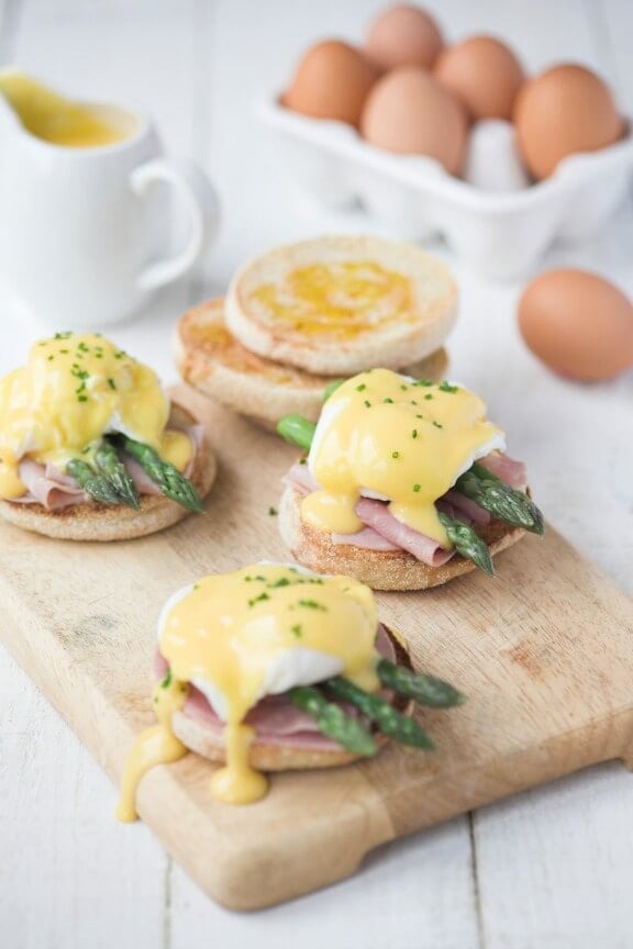 Asparagus Eggs Benedict | partybluprintsblog.com