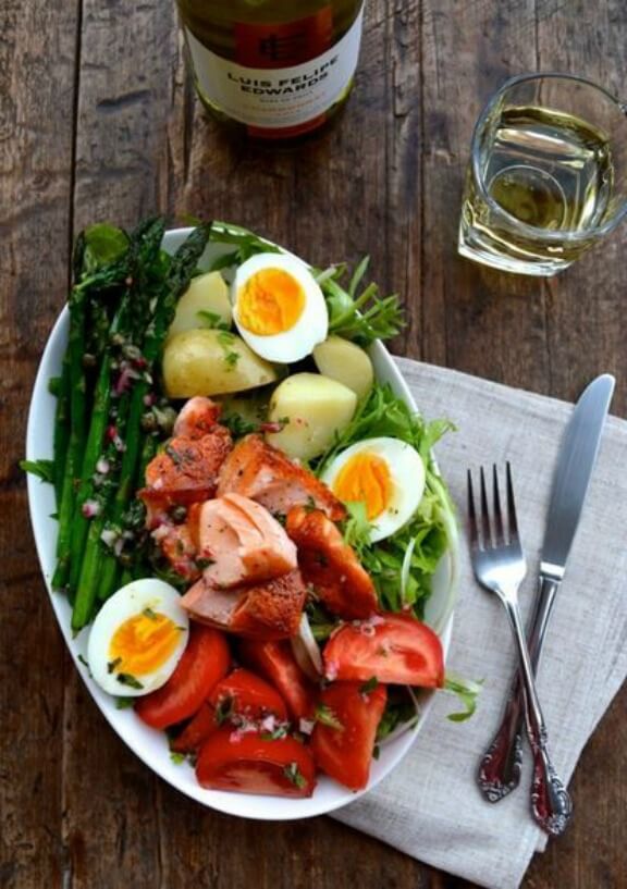 Warm Salmon Salad Nicoise | thewoksoflife.com