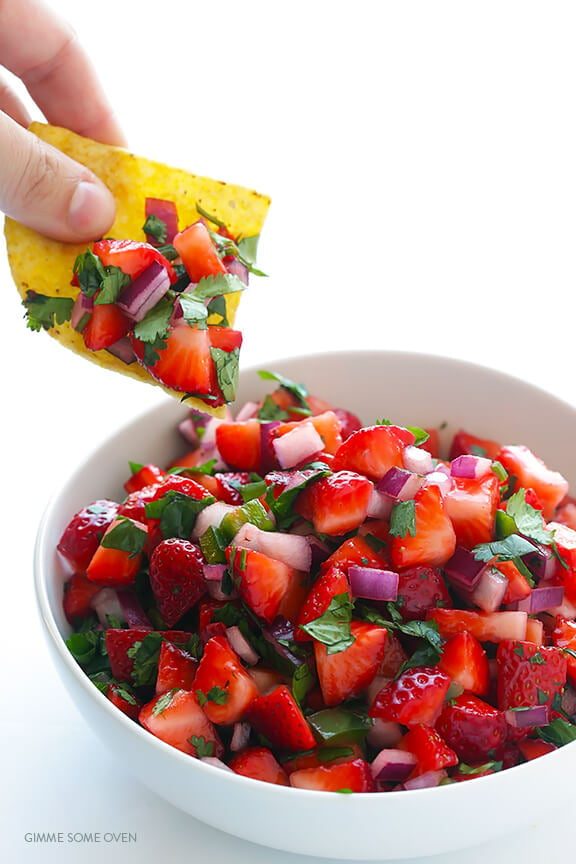 5-Ingredient Strawberry Salsa | gimmesomeoven.com