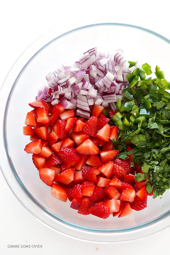 5-Ingredient Strawberry Salsa | gimmesomeoven.com