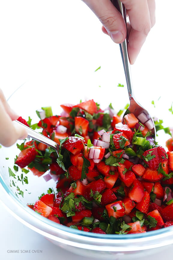 5-Ingredient Strawberry Salsa | gimmesomeoven.com