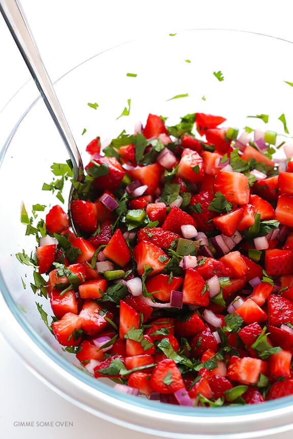 5-Ingredient Strawberry Salsa | gimmesomeoven.com