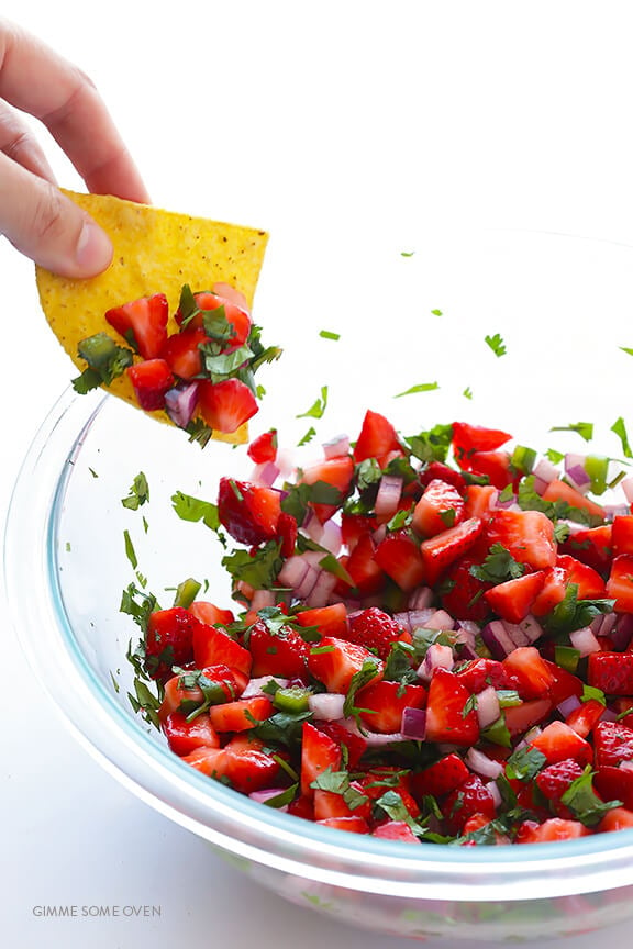 5-Ingredient Strawberry Salsa | gimmesomeoven.com