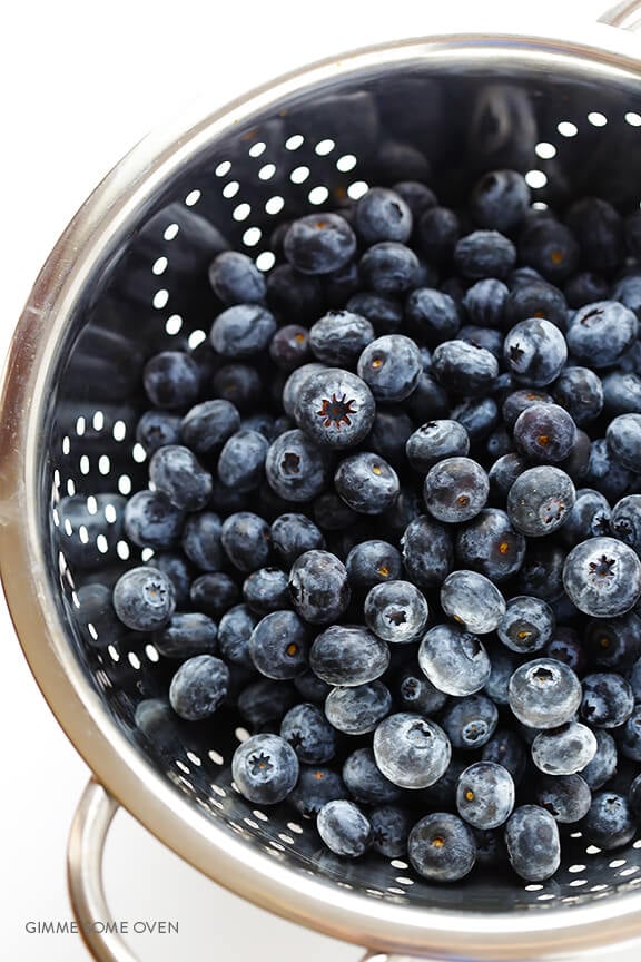 Easy Blueberry Crisp -- this fresh dessert is quick and easy to make, naturally gluten-free and vegan, and absolutely irresistible! | gimmesomeoven.com