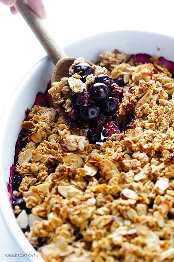 Easy Blueberry Crisp -- this fresh dessert is quick and easy to make, naturally gluten-free and vegan, and absolutely irresistible! | gimmesomeoven.com