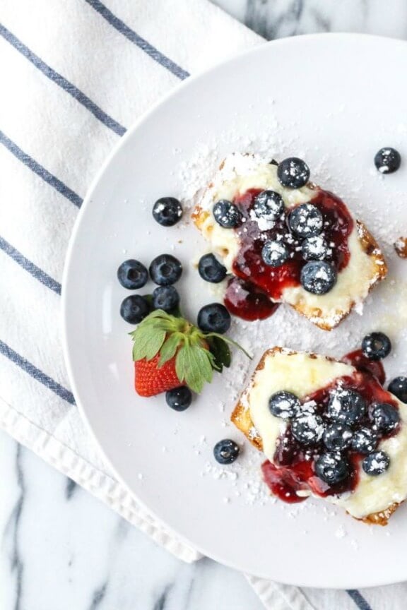 Grilled Pound Cake with Sweetened Mascarpone & Berries | sugarandcloth.com