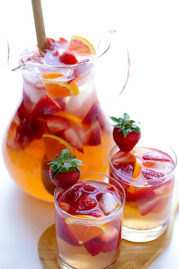 Strawberry Sangria | gimmesomeoven.com