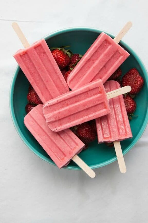 4-Ingredient Strawberry Yogurt Popsicles | thecornerkitchenblog.com