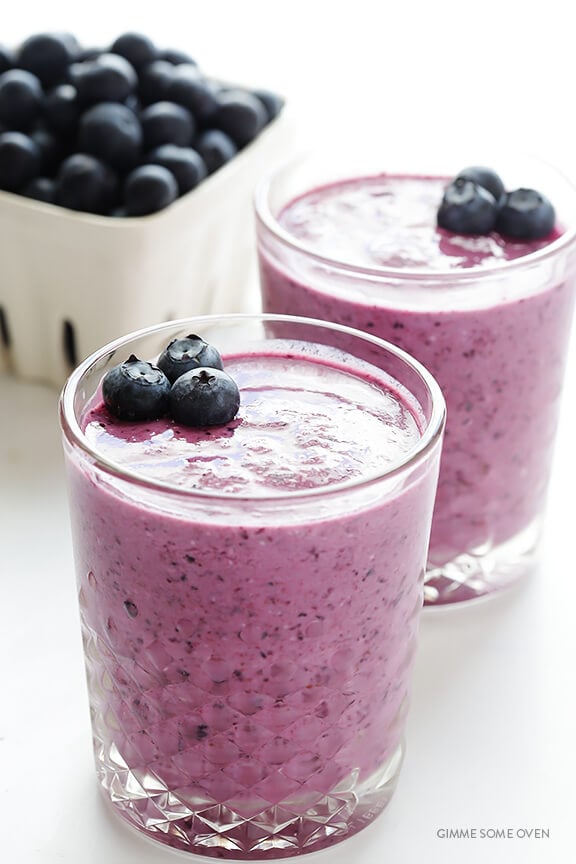 Blueberry Muffin Smoothie Recipe -- made with fresh and healthy ingredients, and inspired by the flavors in a blueberry muffin! | gimmesomeoven.com