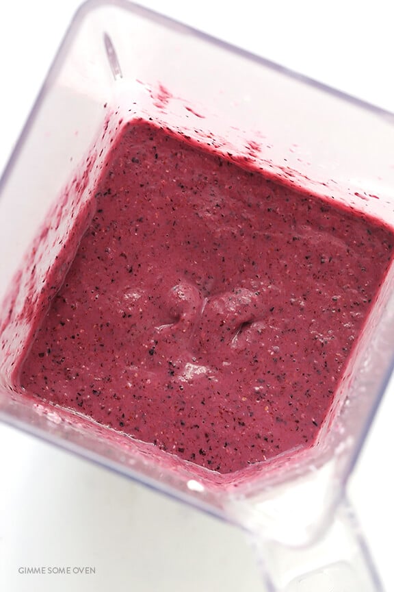 Blueberry Muffin Smoothie Recipe -- made with fresh and healthy ingredients, and inspired by the flavors in a blueberry muffin! | gimmesomeoven.com