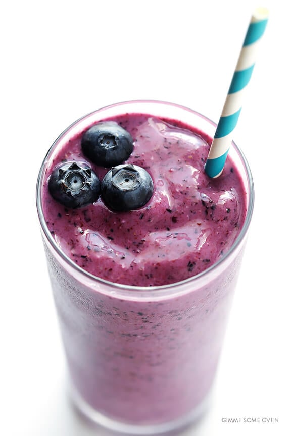 Blueberry Muffin Smoothie Recipe -- made with fresh and healthy ingredients, and inspired by the flavors in a blueberry muffin! | gimmesomeoven.com