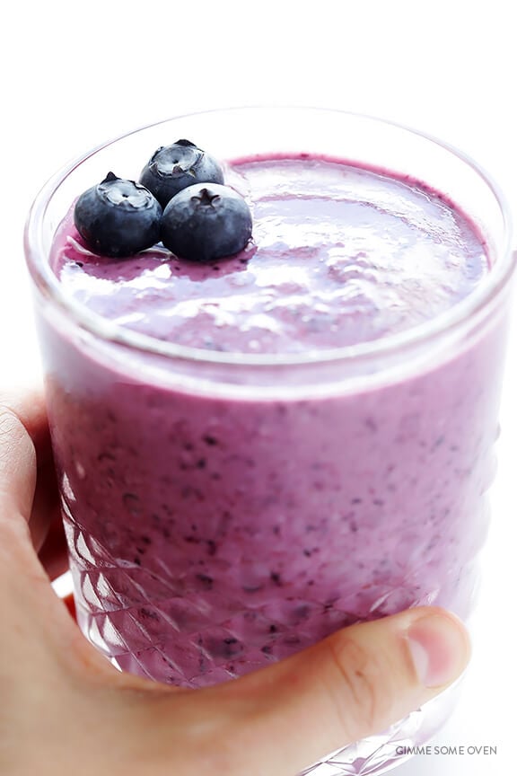 Blueberry Muffin Smoothie Recipe -- made with fresh and healthy ingredients, and inspired by the flavors in a blueberry muffin! | gimmesomeoven.com