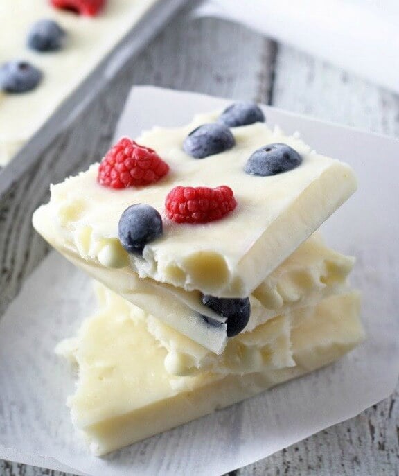 Red White and Blue Frozen Yogurt Bark | honeyandbirch.com