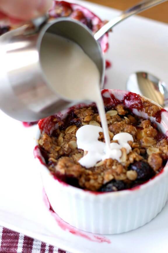 Nectarine Blueberry Crisp | julieseatsandtreats.com