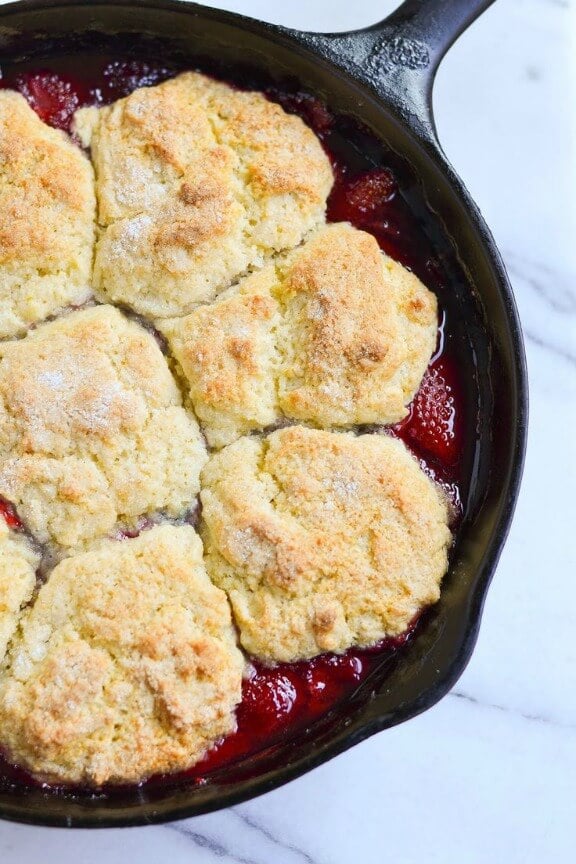 Strawberry-Raspberry Cobbler | applesandsparkle.com