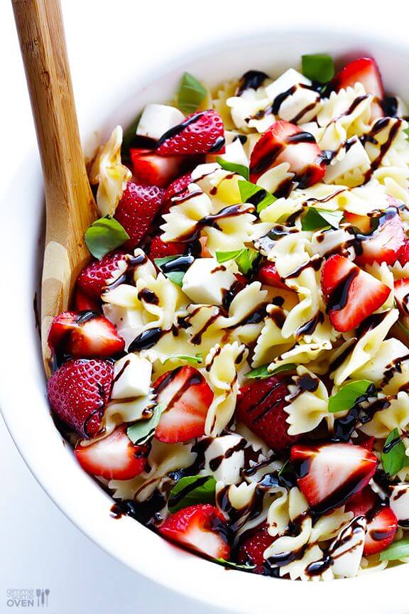 5-Ingredient Strawberry Caprese Pasta Salad | gimmesomeoven.com