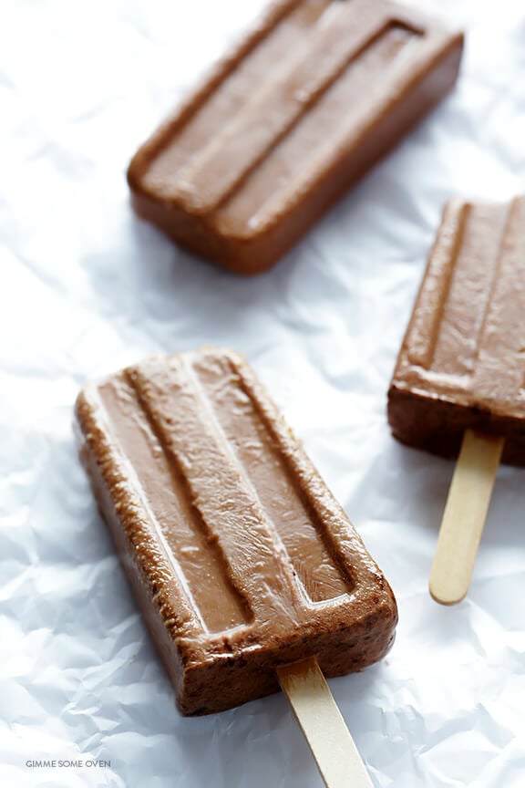 6-Ingredient Chocolate Peanut Butter Fudge Pops -- easy to make, and so tasty! | gimmesomeoven.com