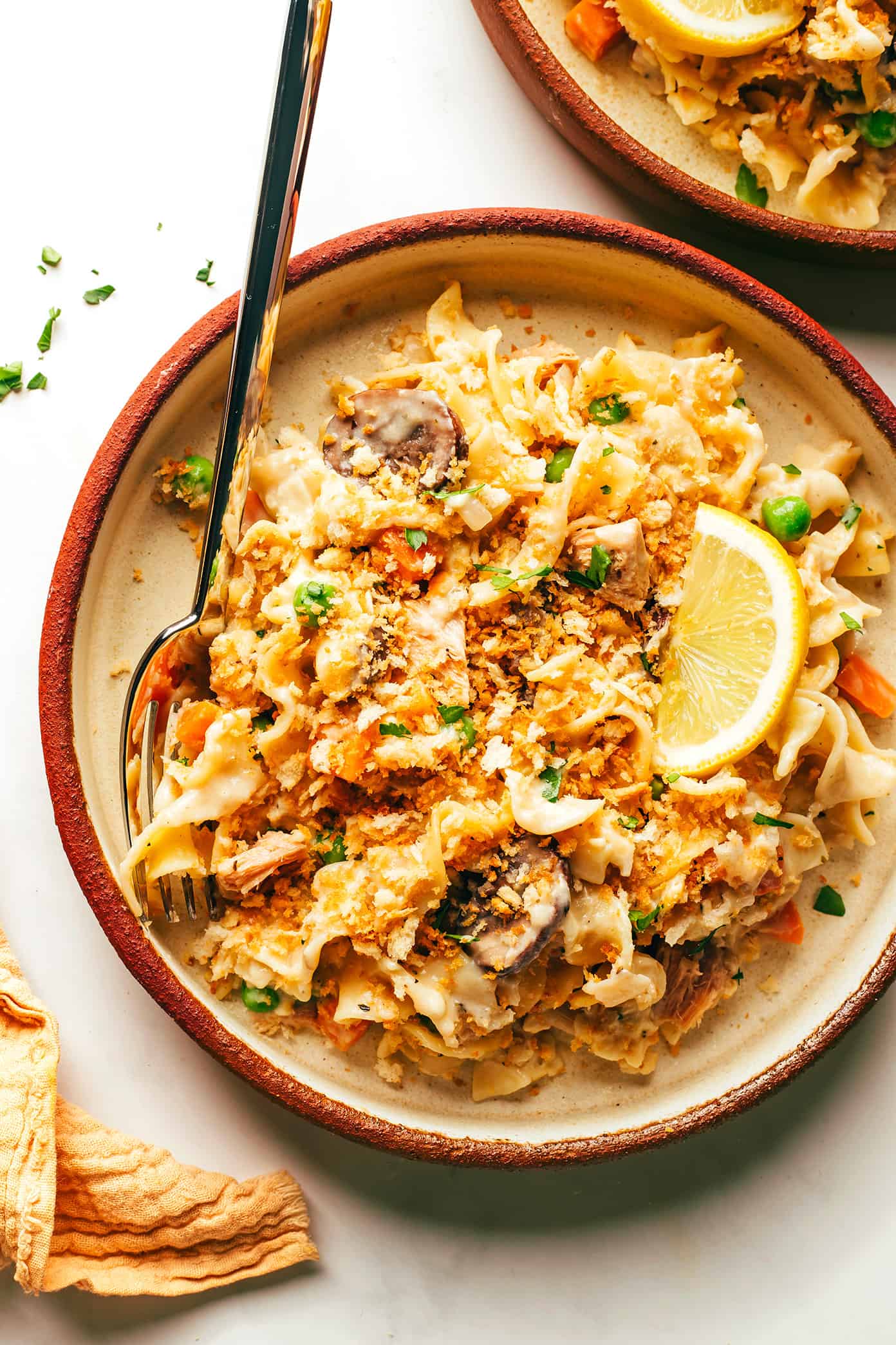 Caçarola de atum no prato com limão