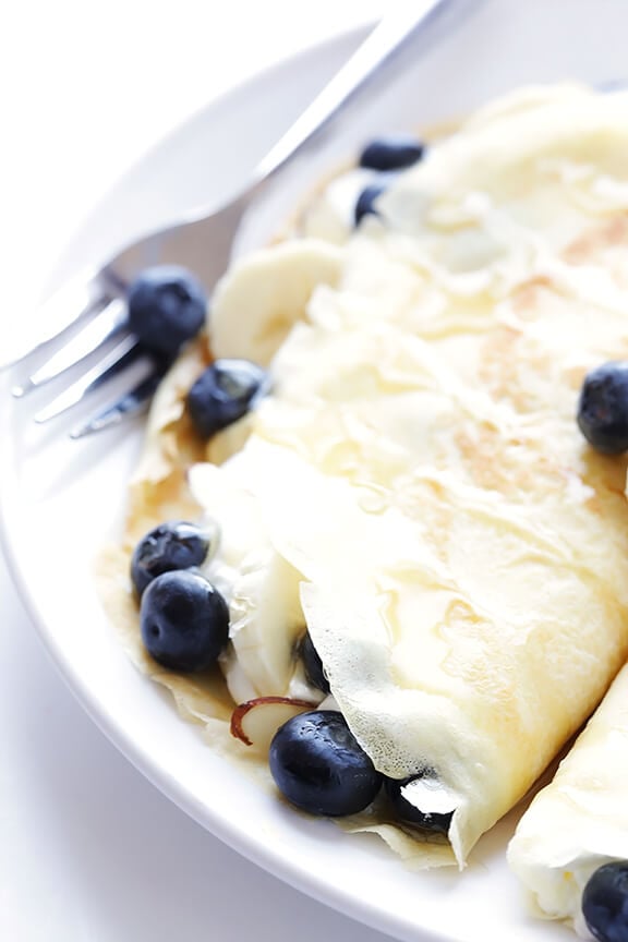 How To Make Crepes -- a step-by-step tutorial and crepe recipe that everyone will love! | gimmesomeoven.com