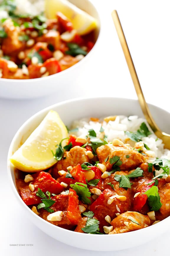 Cashew Chicken Curry (In A Hurry!) -- if you're craving Indian food, this delicious meal can be ready to go in less than 30 minutes! | gimmesomeoven.com